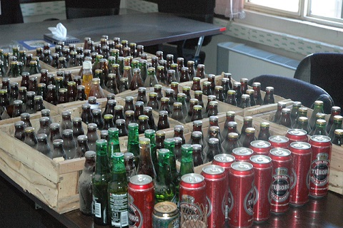 کشف بیش از ۱۴۰۰ بطری مشروبات الکلی به همراه سه اسلحه در گلشن انار