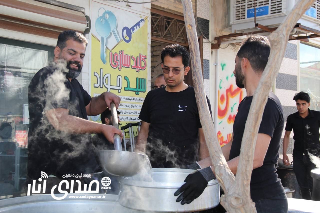 پخت و توزیع آش رشته به مناسبت شهادت حضرت زهرا(س) در انار