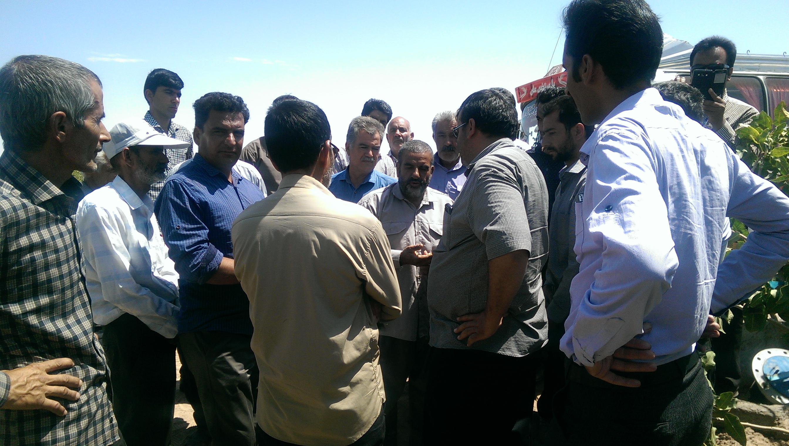 بازدید باغداران منطقه نوق رفسنجان و جمعی از باغداران شهرستان راور از طرح های آبیاری زیر سطحی شهرستان انار