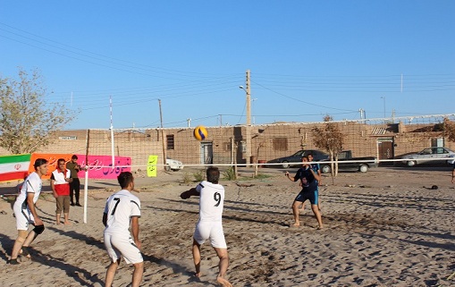 برگزاری مسابقه والیبال ساحلی گرامیداشت هفته دولت در روستای قربان آباد انار