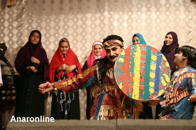 گزارش تصویری از سومین شب اجرای نمایش «مطربان عسقلان» در انار/استقبال بینظیر مردم از این نمایش