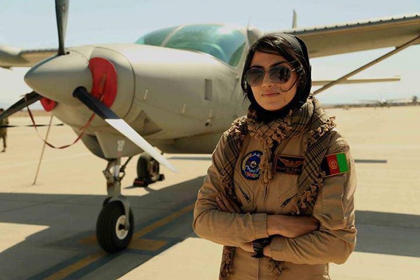 تنها خلبان زن نیروی هوایی افغانستان از بازگشت به کشورش خودداری کرد