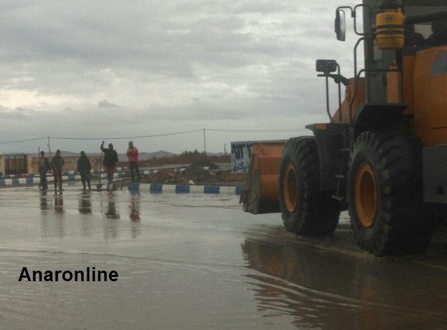 گزارش تصویری بازگشایی معابر و خیابانهای آب گرفته توسط پرسنل زحمتکش شهرداری انار