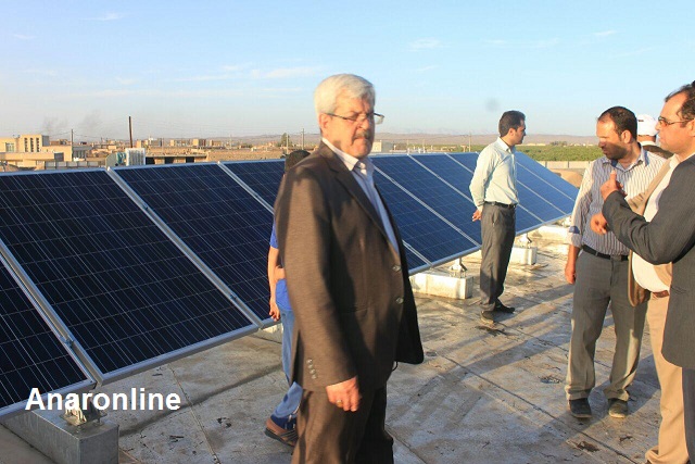 افتتاح نیروگاه خورشیدی خانگی پنل ۵کیلوواتی یکی از مددجویان شهرستان انار