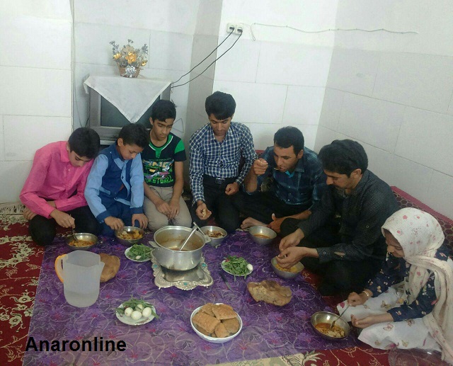 آخرین جلسه شورای اسلامی قربان آباد انار با حضور روزه اولی ها و با ضیافت افطاری غذای سنتی ((اشکنه))