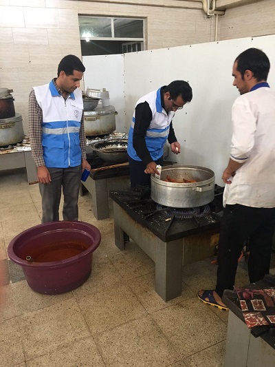 نظارت بر پخت، حمل و توزیع بیش از ۹۰۰۰ غذای نذری در اربعین امسال توسط کارشناسان بهداشت محیط در شهرستان انار