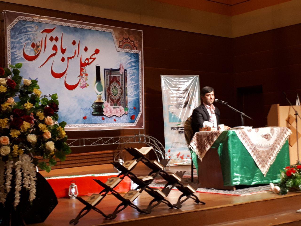 برگزاری محفل انس با قرآن با حضور قاری ممتاز بین المللی جواد فروغی در دانشگاه آزادانار + تصاویر