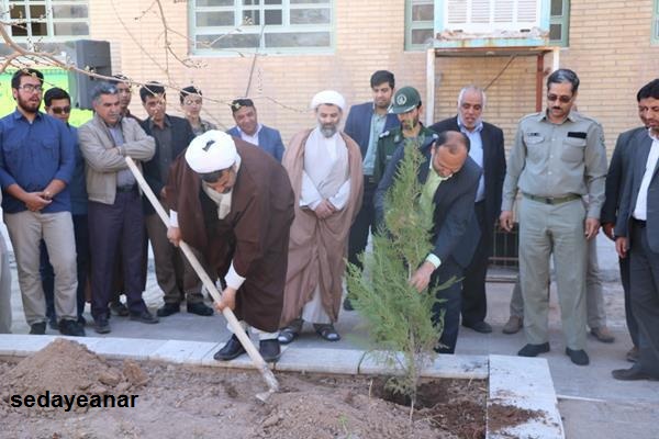 کاشت نهال در روز درختکاری توسط مسئولین شهرستان انار+تصاویر