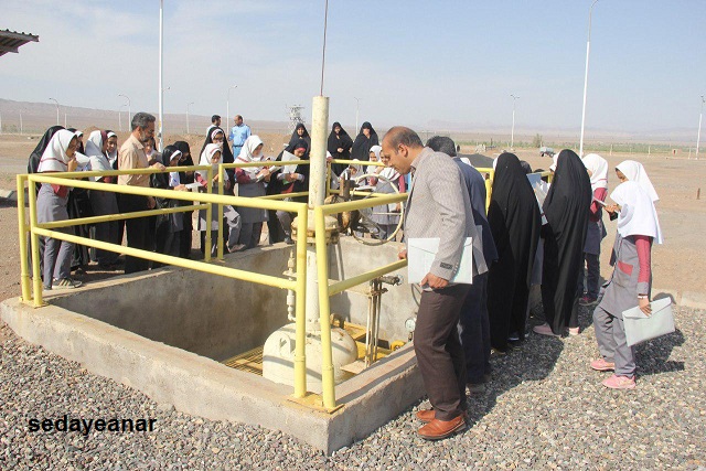 بازدیددانش‌آموزان دختر پایه پنجم و ششم دبستان شهید علیزاده شهرستان انار از مرکز انتقال نفت رفسنجان
