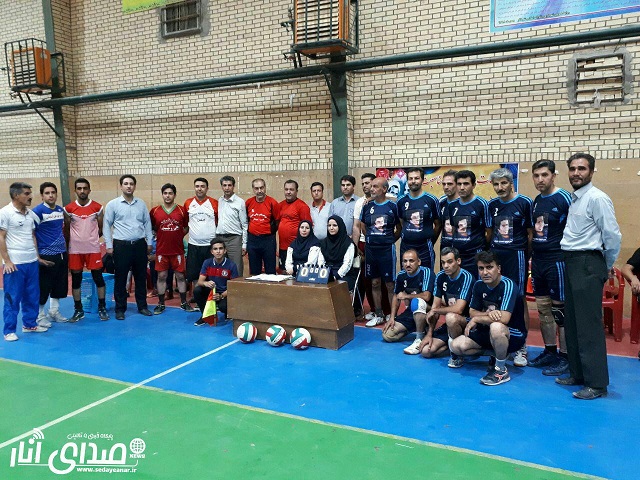 بازی دوستانه تیم های پیشکسوتان والیبال آقایان انار به مناسبت هفته دولت برگزار شد