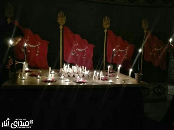 روشن کردن شمع در شام غریبان در موکب سیدالشهدا خیابان امامزاده انار
