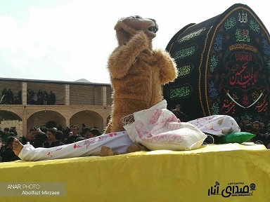تصاویری از عزاداری روز عاشورا و تعزیه در حسینیه بزرگ شهدای تنگ چنار یزد