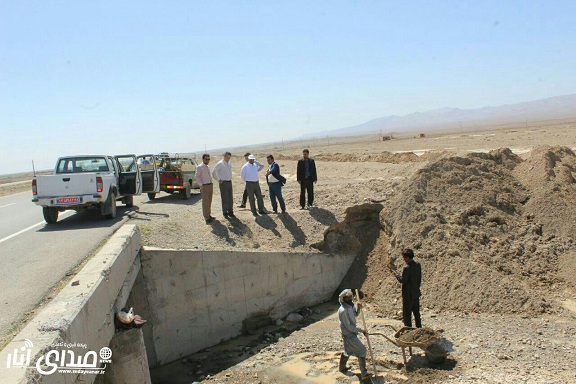 بازدید فرماندار،بخشدار و جمعی از مسئولین از عملکرد اداره راهداری بعد از سیلاب