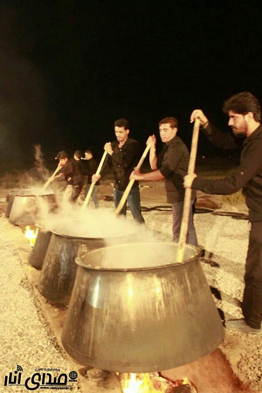 تصاویری از پخت آش حسین در شب سیزدهم محرم در روستای حجت آباد
