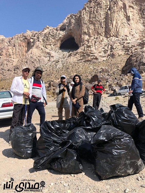 تصاویری از پاکسازی زباله های اطراف غار ایوب  توسط هیات کوهنوردی انار و شهربابک