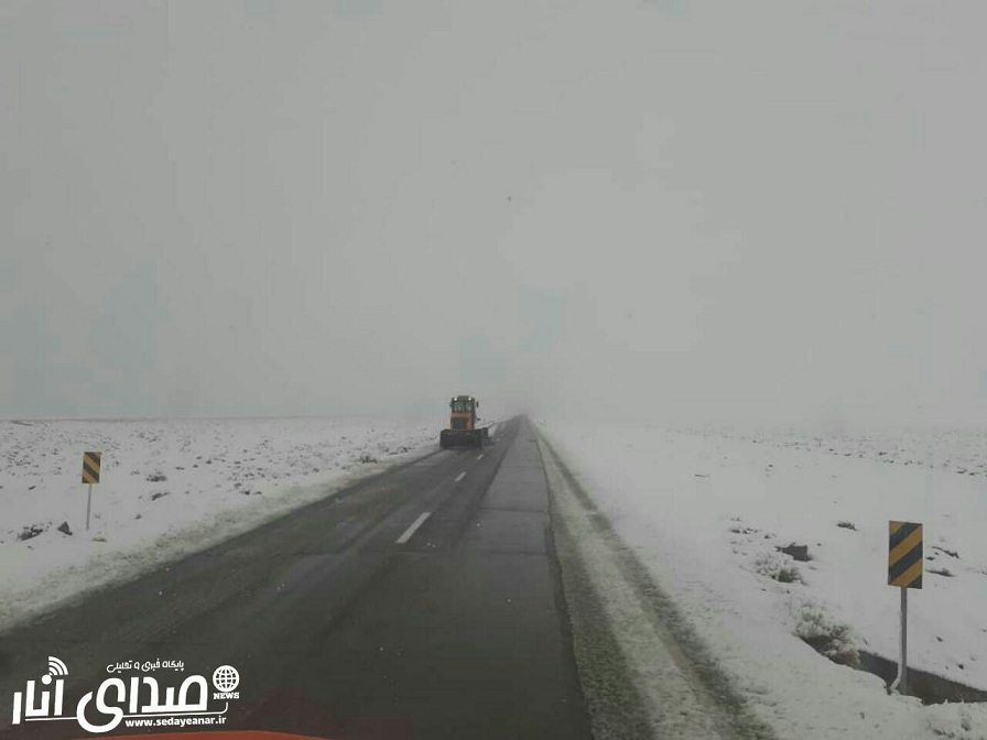 عملیات برف روبی و نمک پاشی در محورهای شهرستان انار