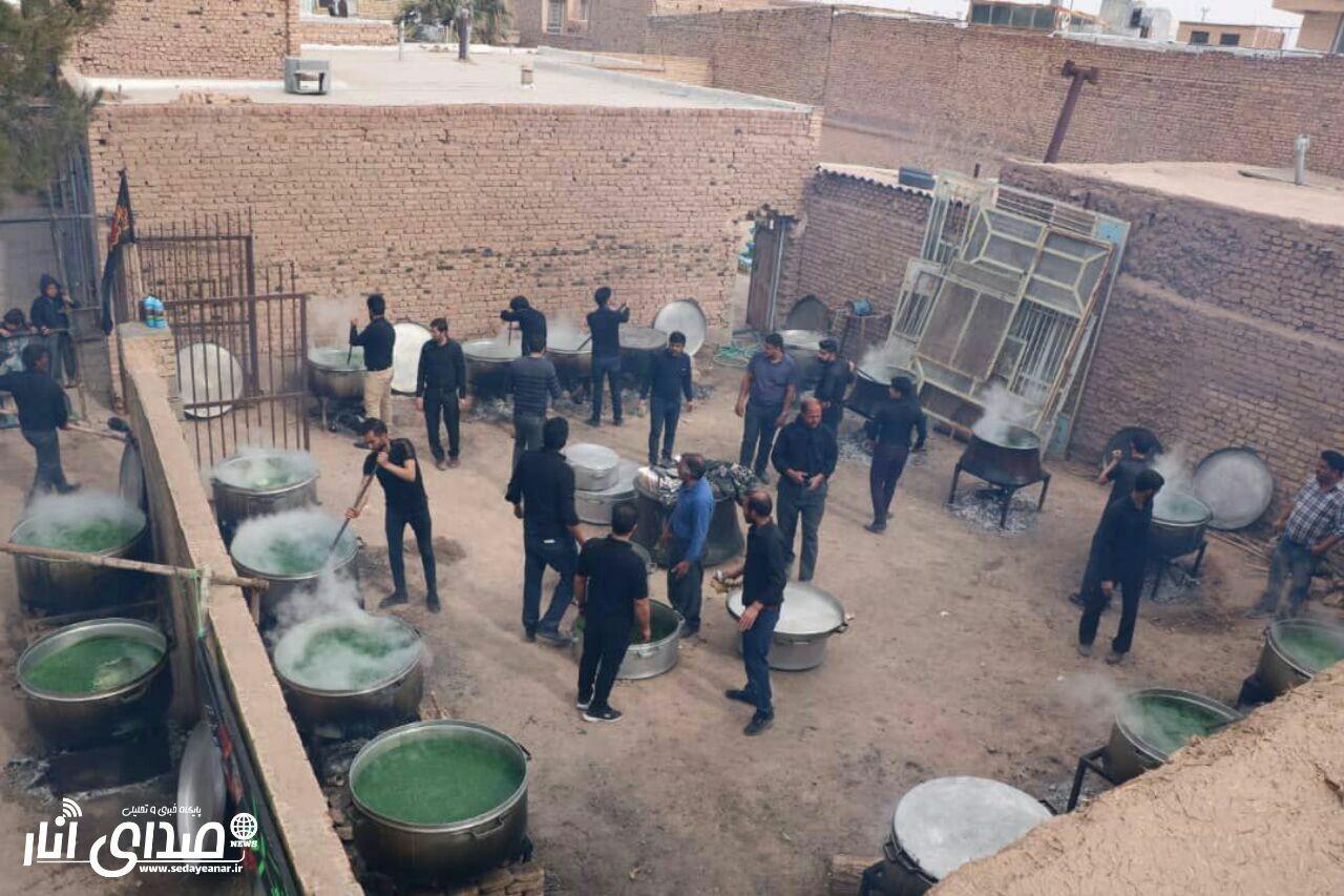 تصاویری از پخت ۱۸دیگ آش نذری در انار
