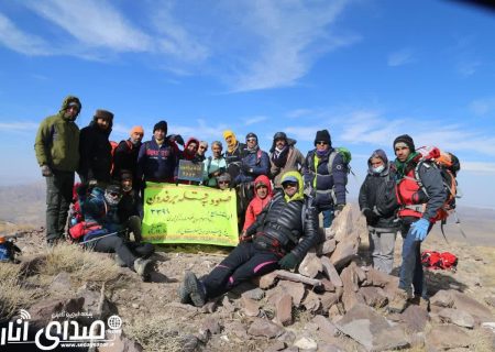 صعود اعضای هیات کوهنوردی و جمعی از پرسنل اداره برق شهرستان انار به قله برفدون شهربابک+تصاویر