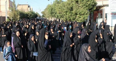 همایش پیاده روی بانوان به مناسبت هفته عفاف و حجاب در انار برگزار شد